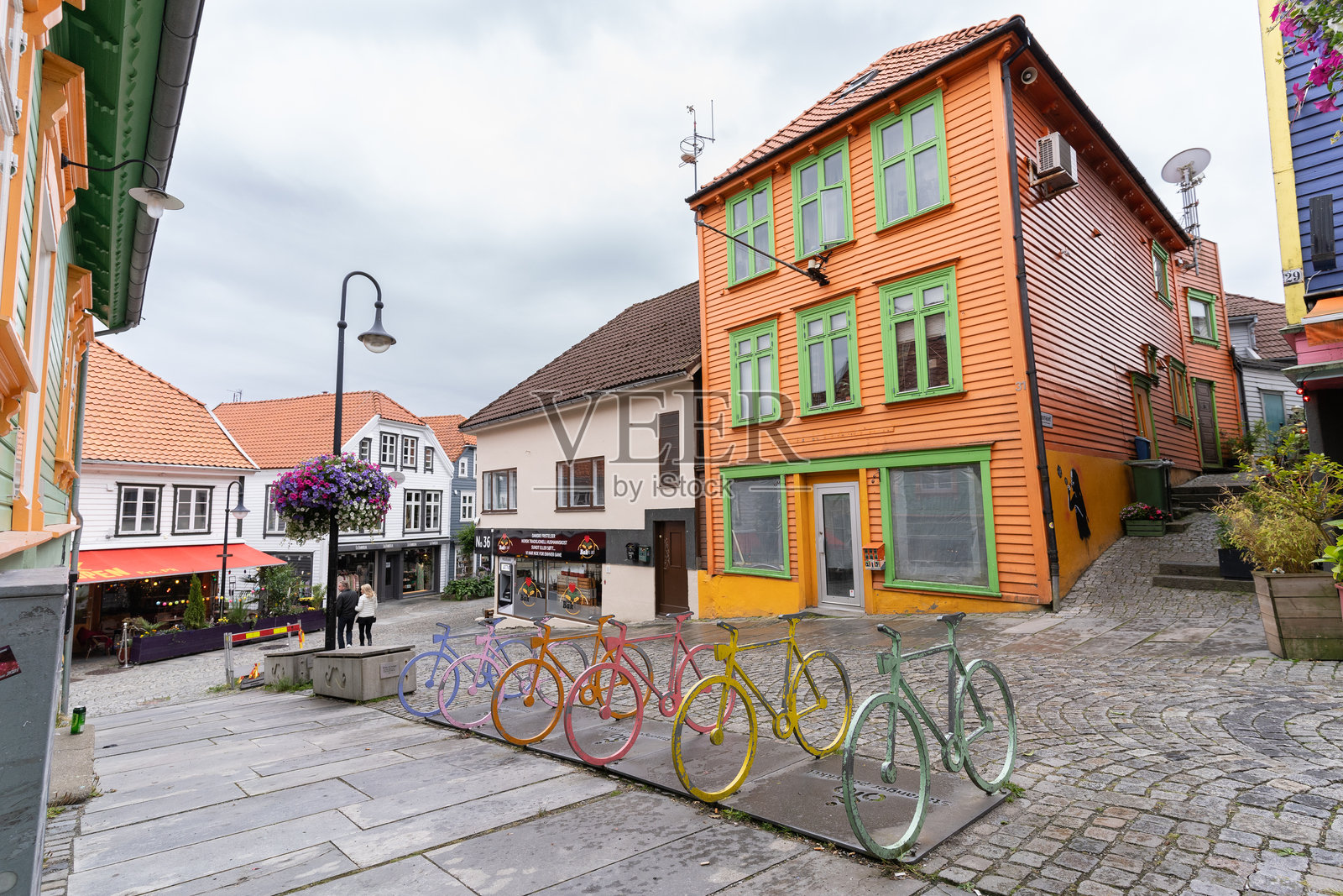 挪威斯塔万格的彩色街道Fargegaten,也被称为Øvre Holmegate。这里以其如画的氛围而闻名,拥有咖啡馆、商店和画廊。照片摄影图片