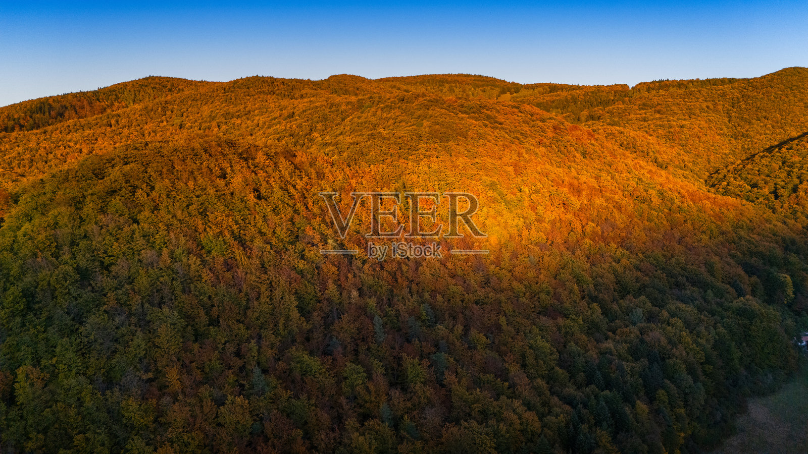 秋天日落时分波兰山脉的鸟瞰图照片摄影图片