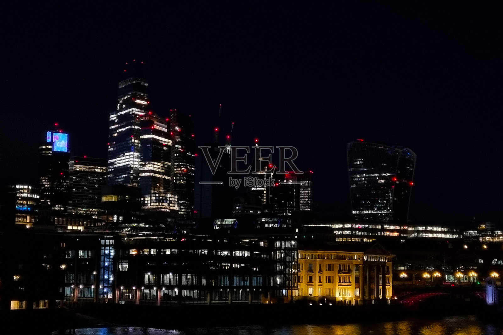 伦敦夜景，现代摩天大楼和城市灯光璀璨照亮照片摄影图片