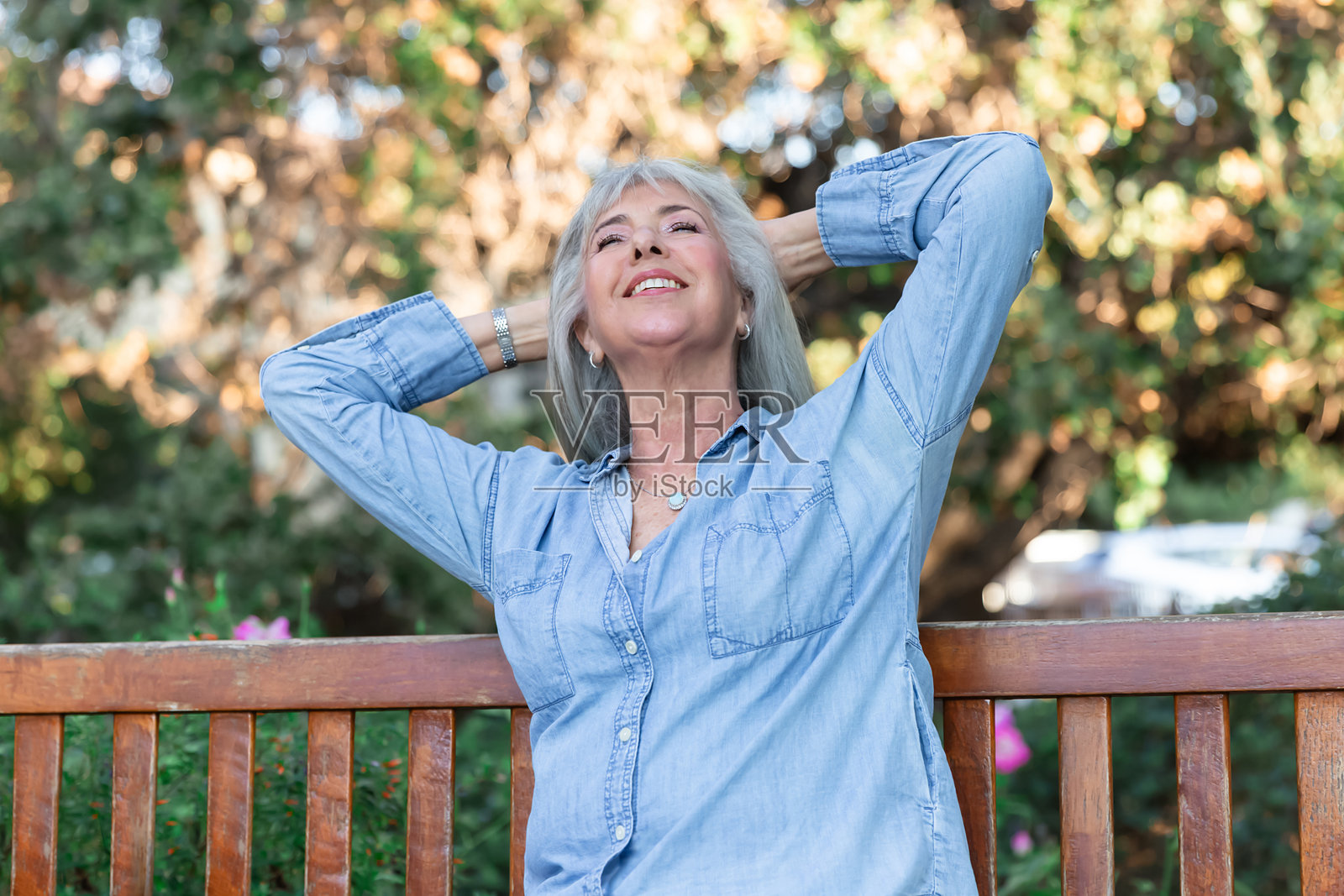 公园长椅上快乐的女人照片摄影图片