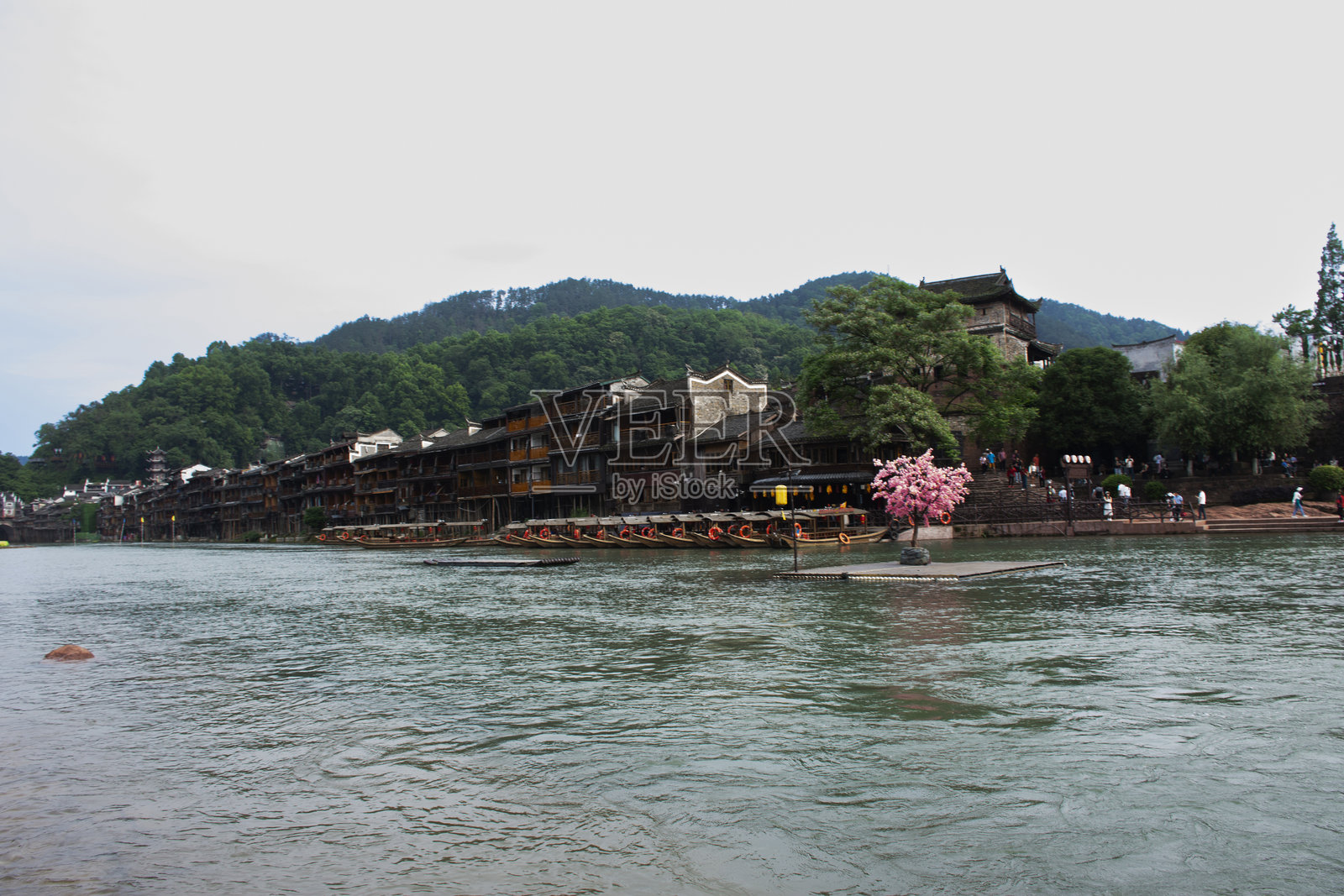 复古复古木船在沱江上服务旅游行程中国参观历史建筑遗产建筑湘西凤凰古城或仿古古城凤凰在中国湖南照片摄影图片