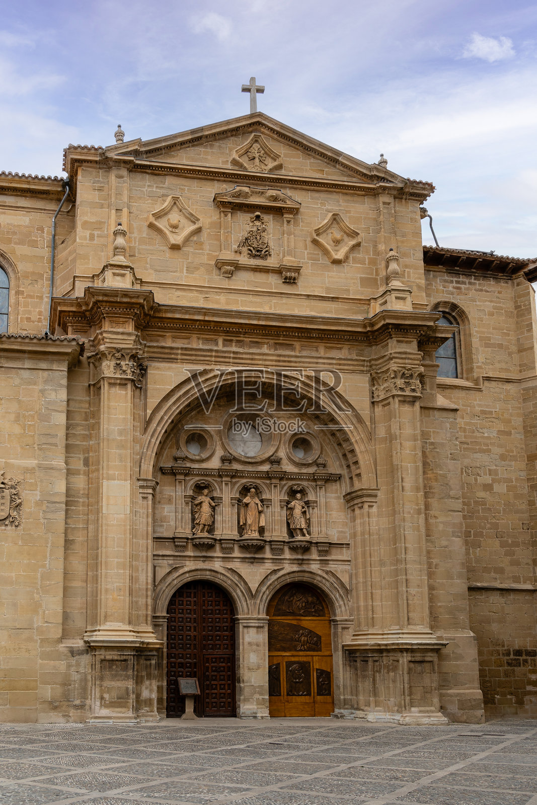 西班牙拉里奥哈省圣多明各德拉卡尔萨达的救世主大教堂。里面有一个养鸡场，里面有一只公鸡和一只母鸡。照片摄影图片