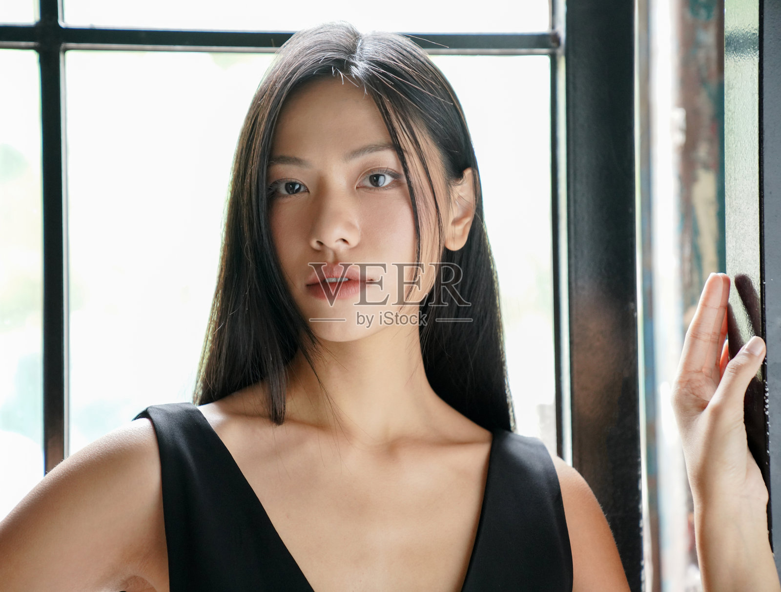 身穿黑色连衣裙的年轻亚洲女性时尚肖像照片摄影图片