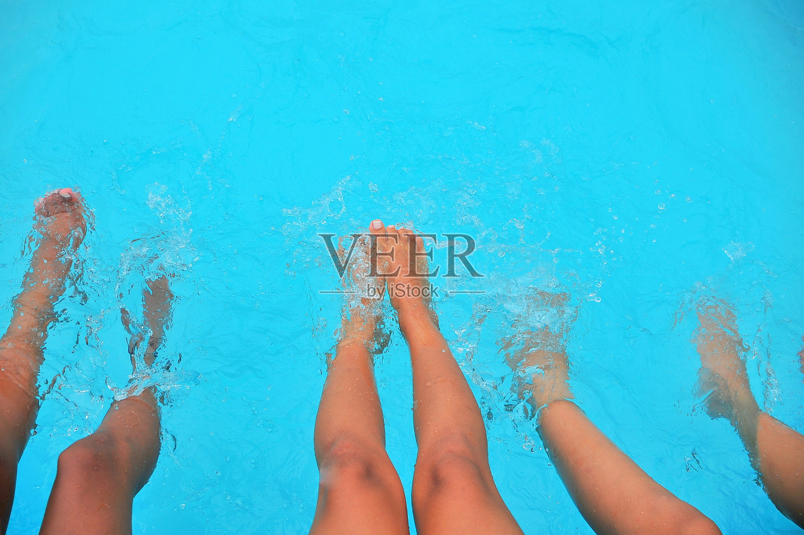 朋友们在游泳池中的下半身照片摄影图片