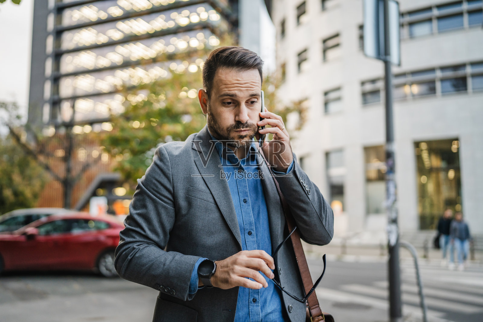 成年男性商人在街上打手机电话照片摄影图片