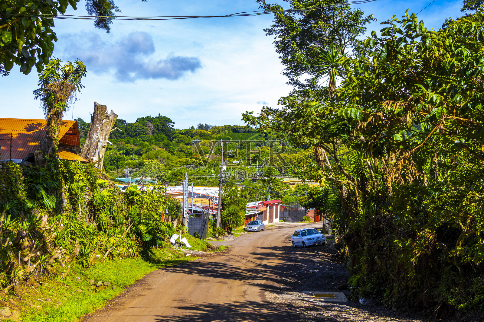 哥斯达黎加村庄道路穿过森林、城镇和山脉。照片摄影图片
