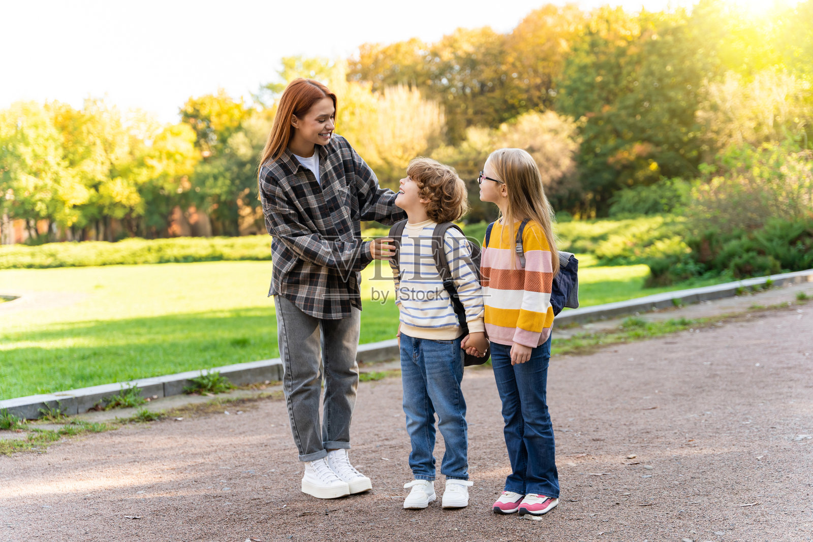 快乐的学龄儿童和他们的老师在志愿者营地享受户外自由时光照片摄影图片
