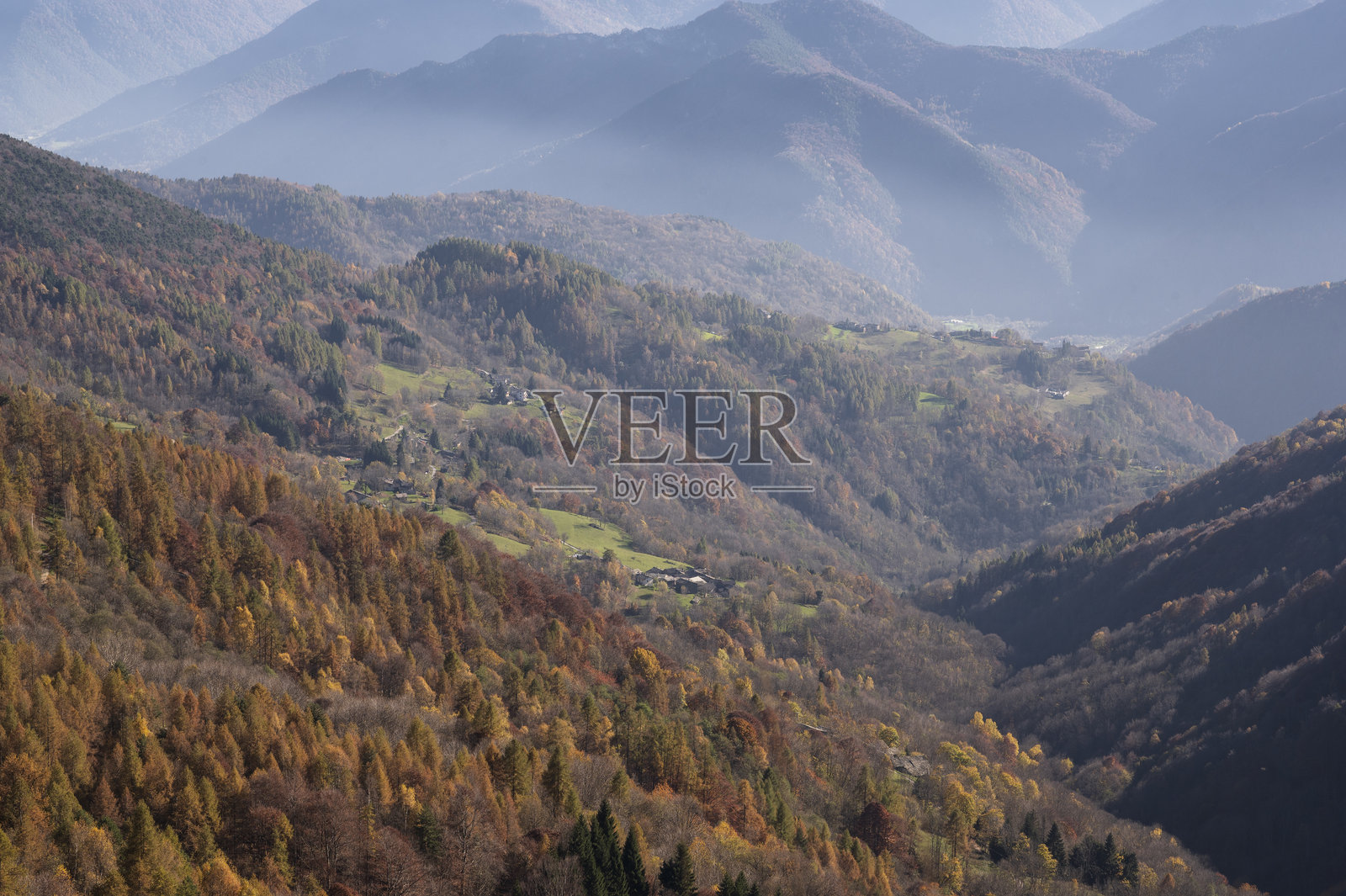 迷人的秋季全景，位于海洋阿尔卑斯山的山谷中照片摄影图片
