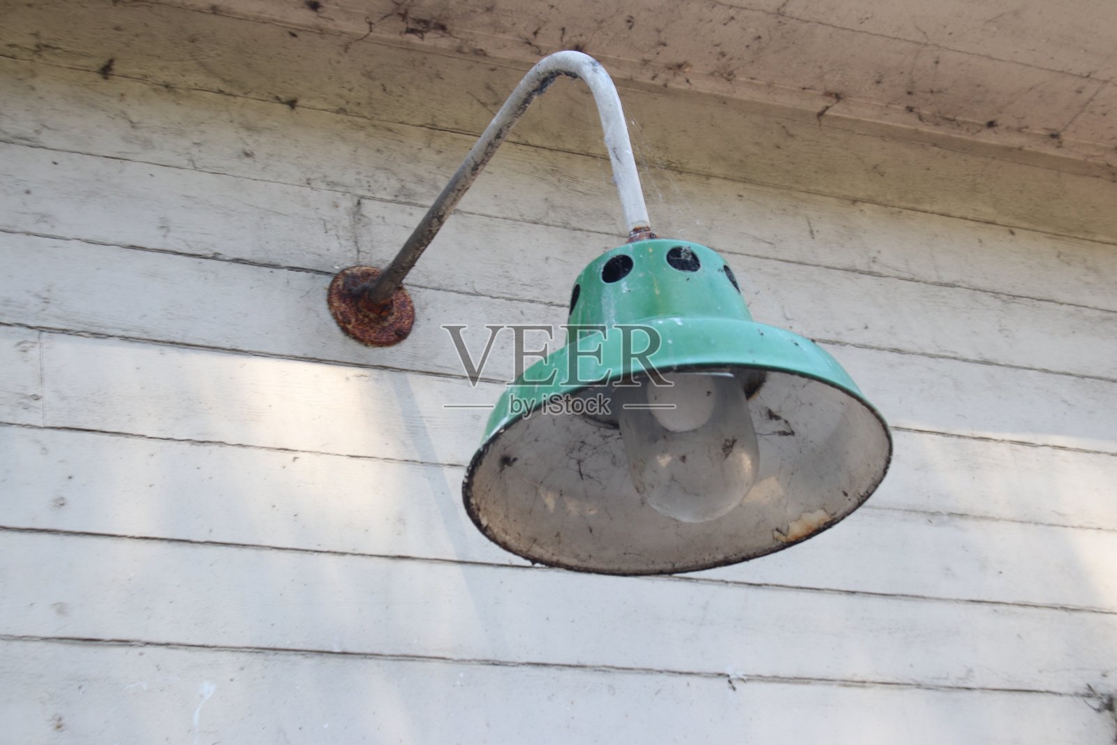 旧金山阿尔卡特拉斯监狱中的绿色金属灯照片摄影图片