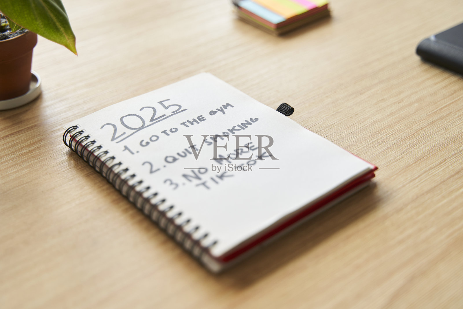 新年决心。2025年目标索引列表在笔记本中照片摄影图片