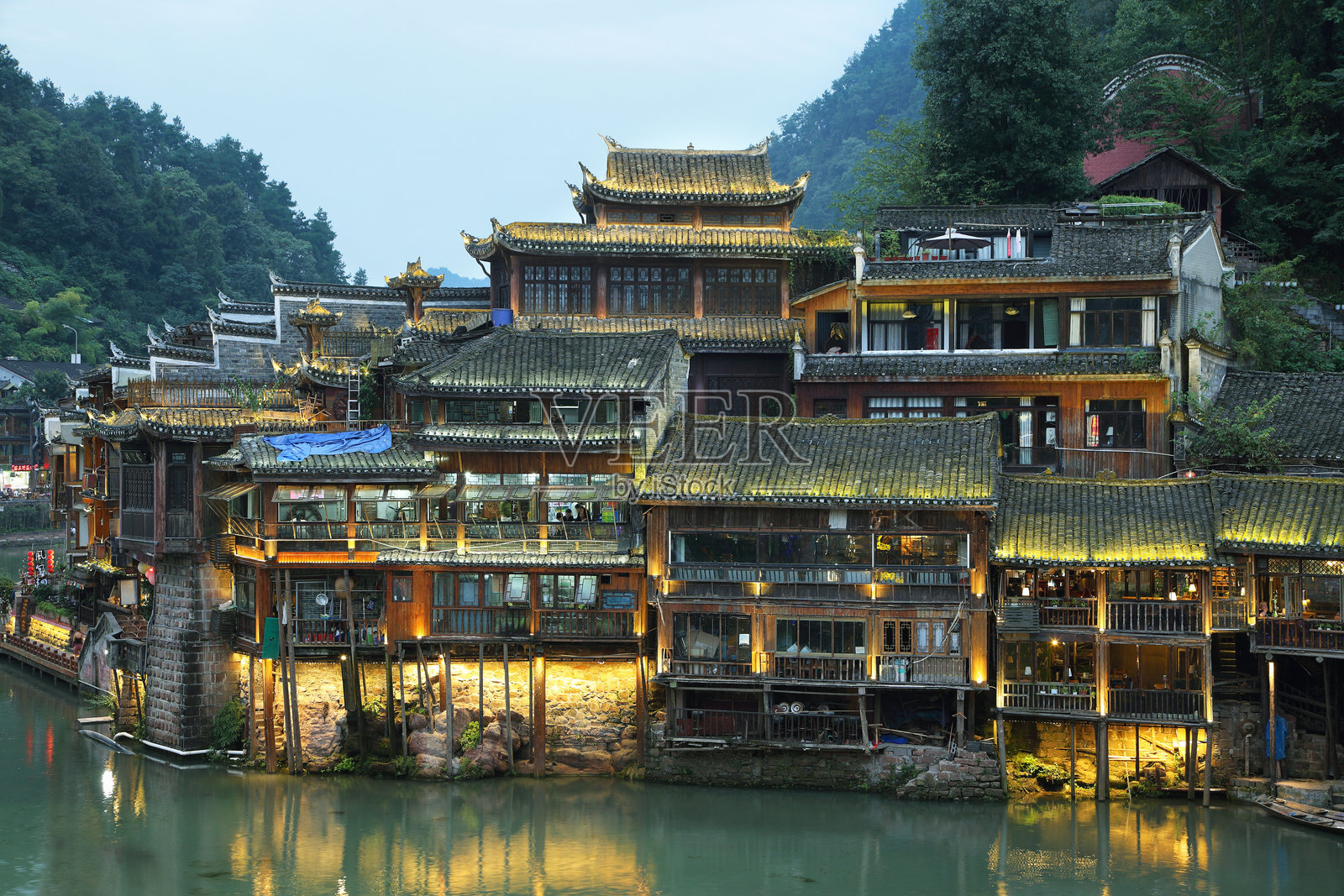 凤凰古城河边灯火通明的房屋景观照片摄影图片