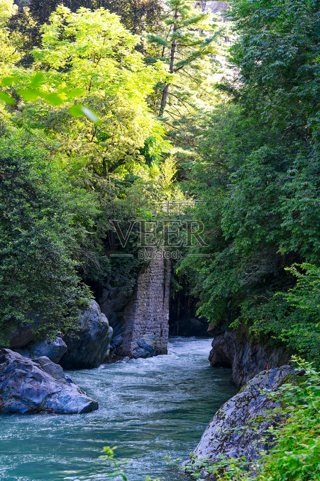 意大利梅兰市在阳光明媚的夏日，帕塞尔·帕西里奥河的美丽景色，河中有岩石和峡谷。照片摄影图片