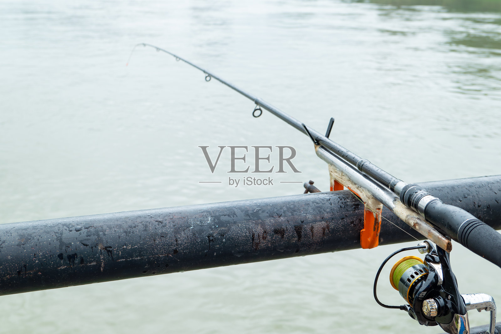 在河流上垂钓的横向构图照片摄影图片