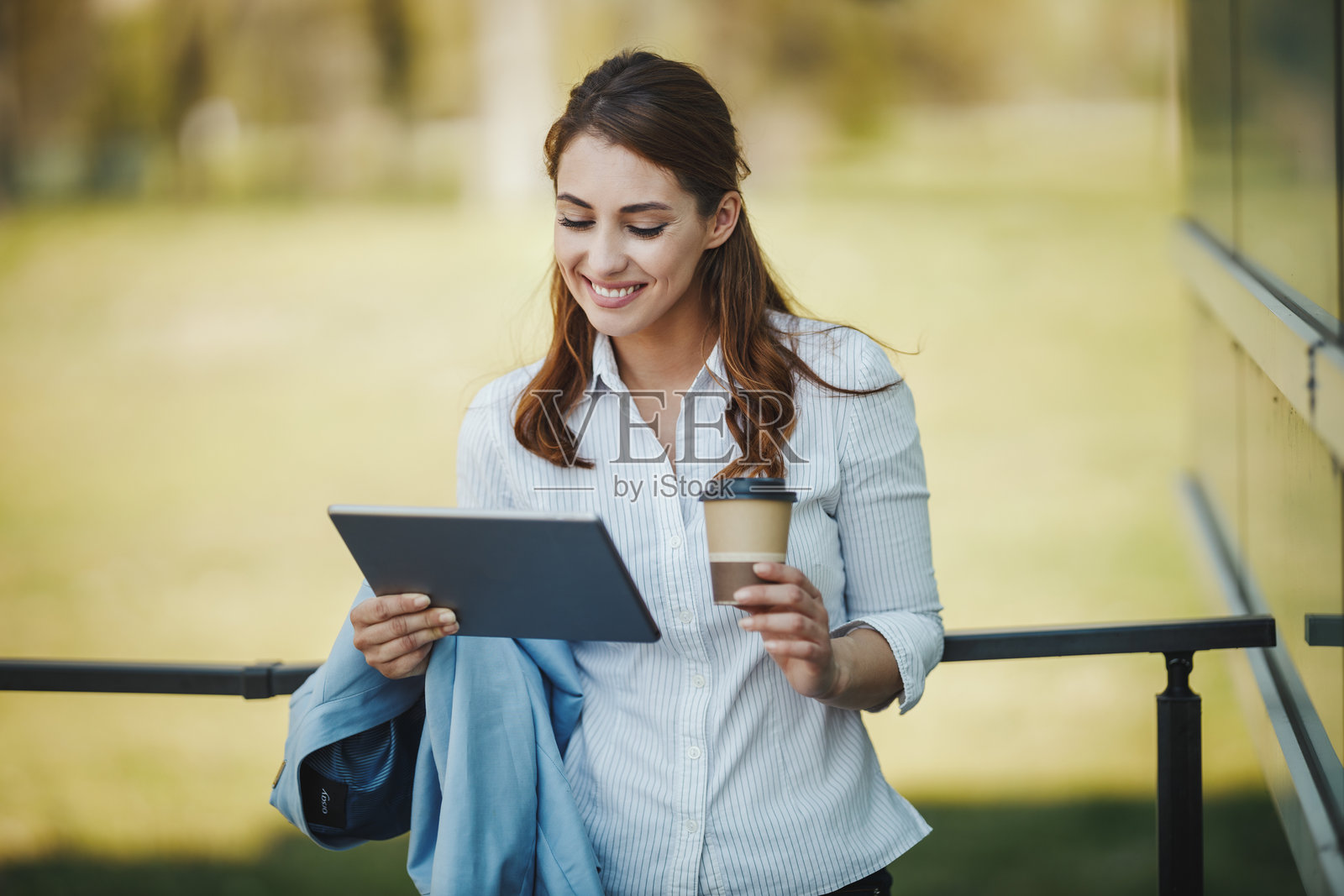 在她的早晨通勤中保持联系照片摄影图片