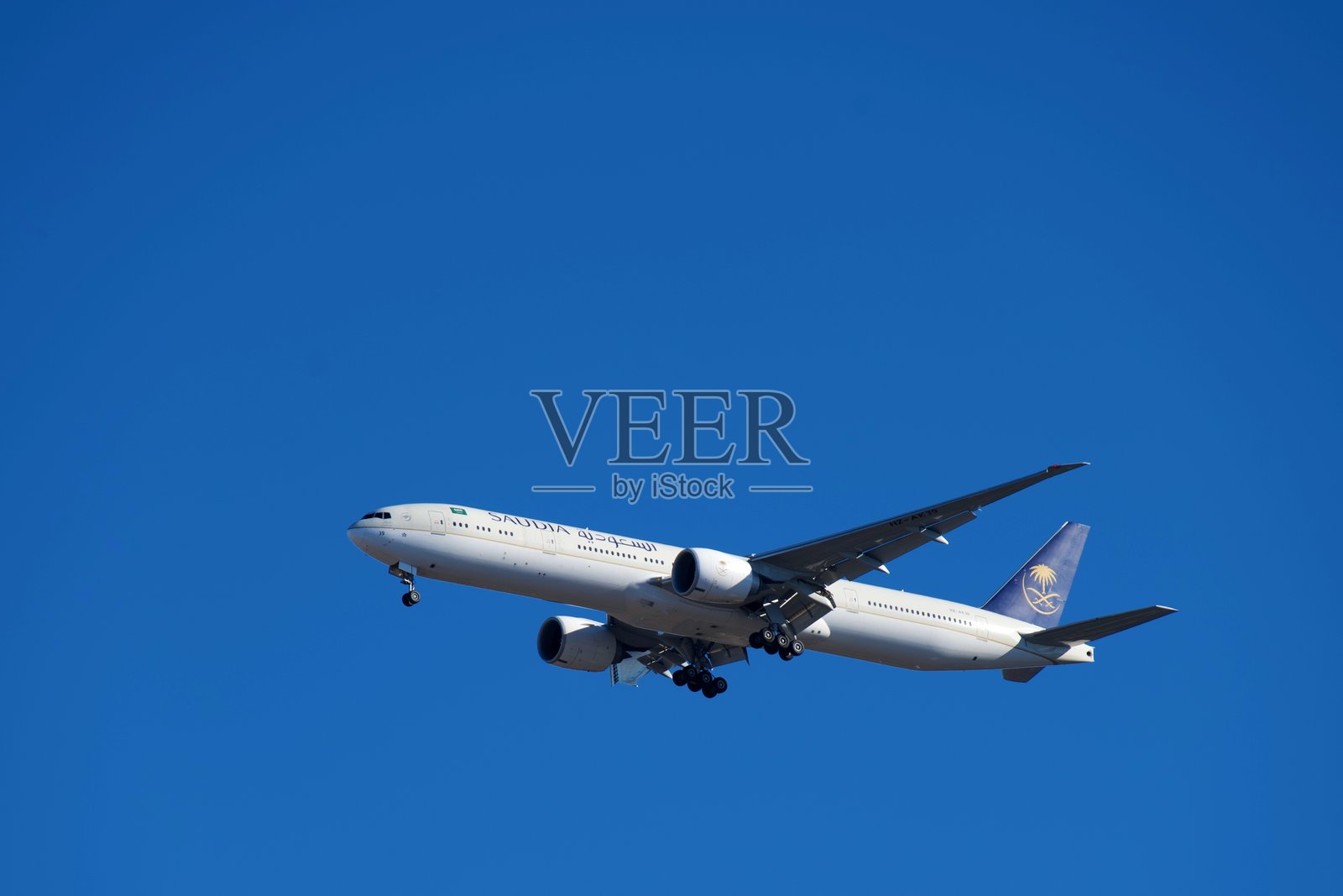 沙特阿拉伯航空波音777-3FG(ER)准备降落，华盛顿杜勒斯国际机场（美国）照片摄影图片