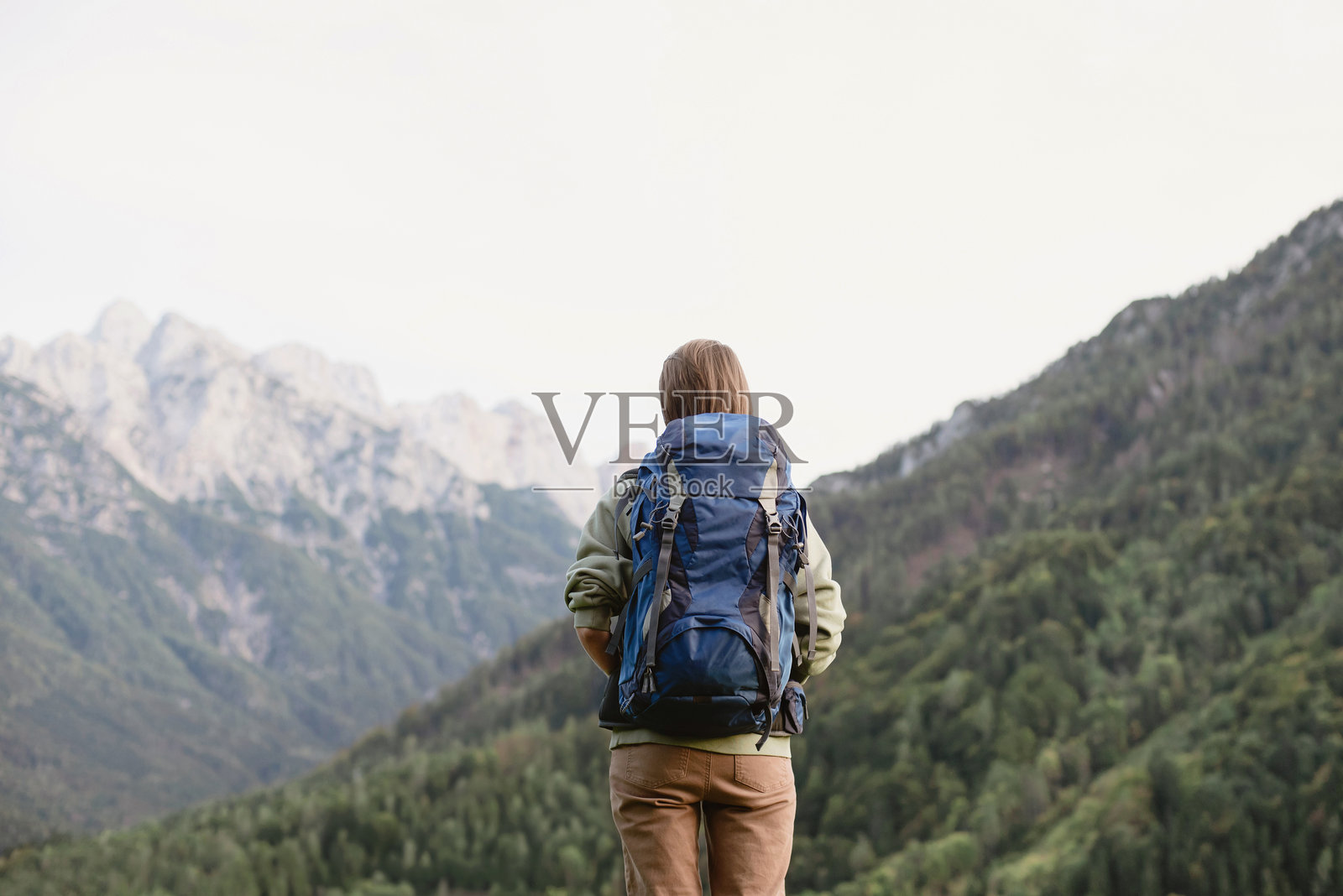 年轻女性旅行者在山中照片摄影图片