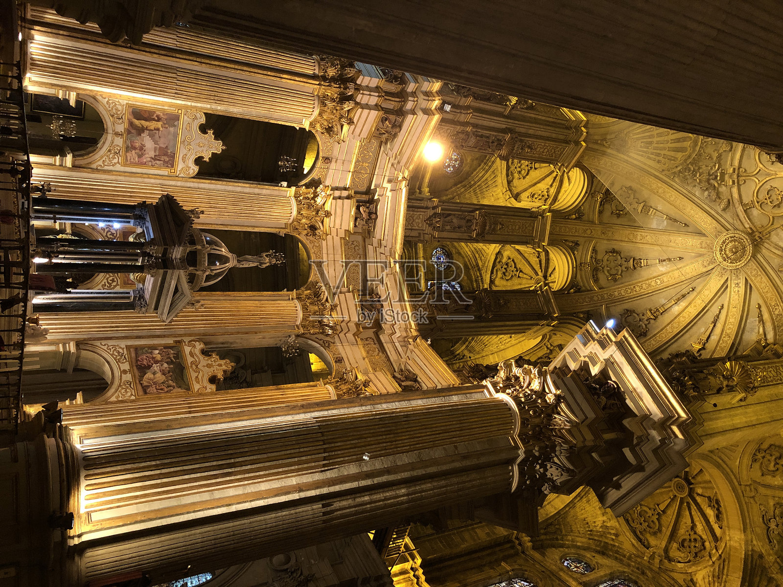 西班牙马拉加大教堂内部。照片摄影图片