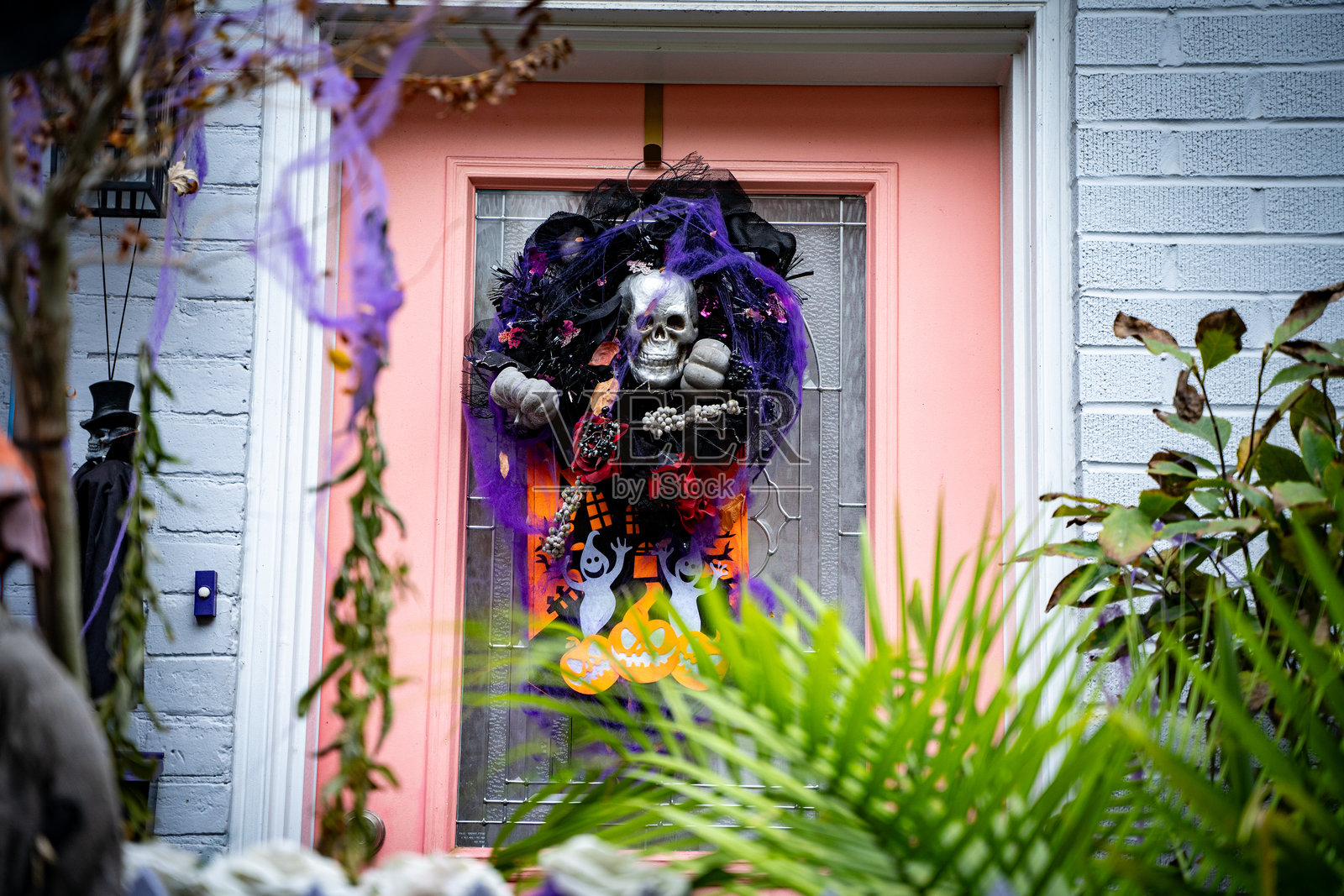 装饰有万圣节元素的房门。照片摄影图片