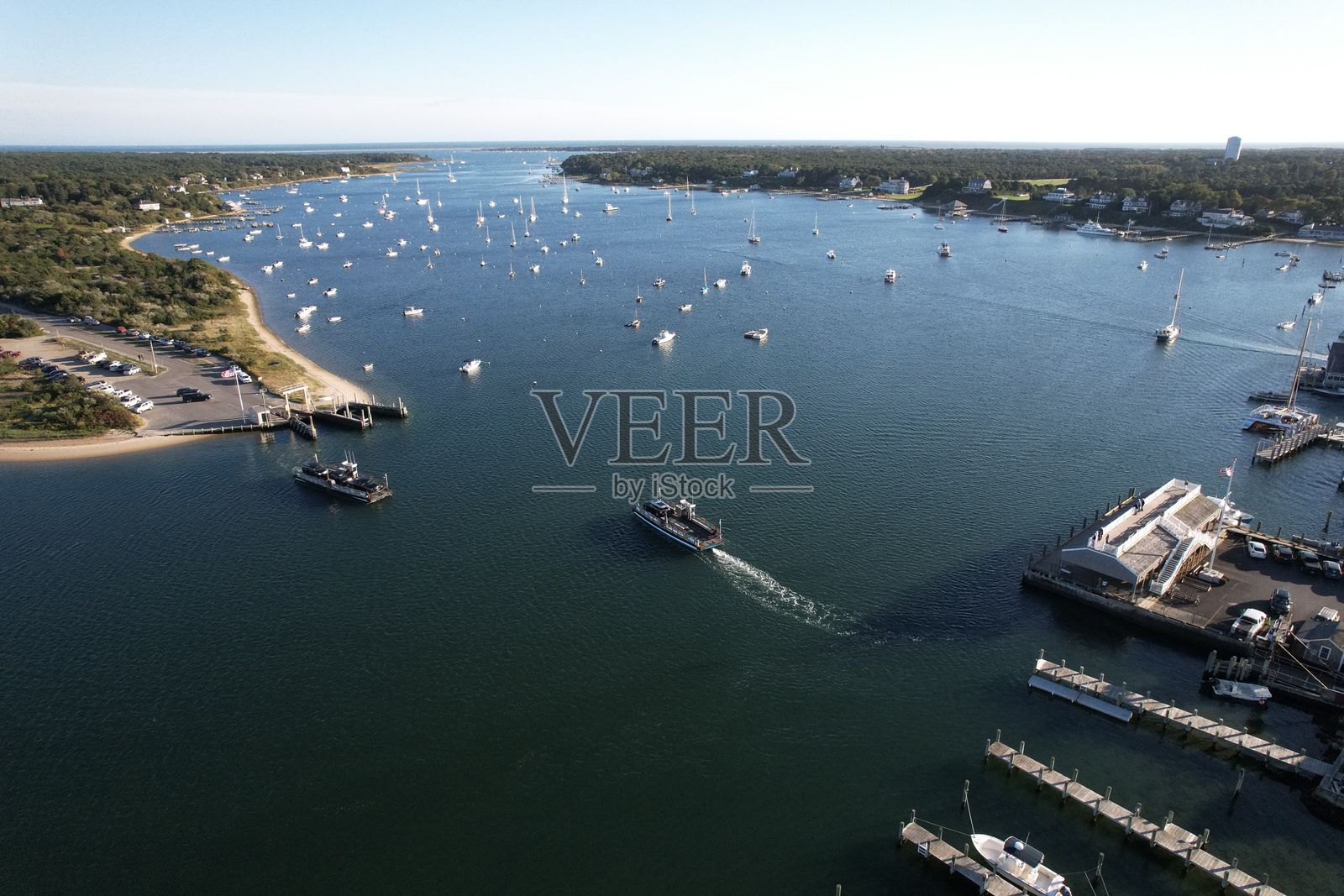马萨诸塞州玛莎葡萄园岛埃德加敦港口入口的鸟瞰图照片摄影图片
