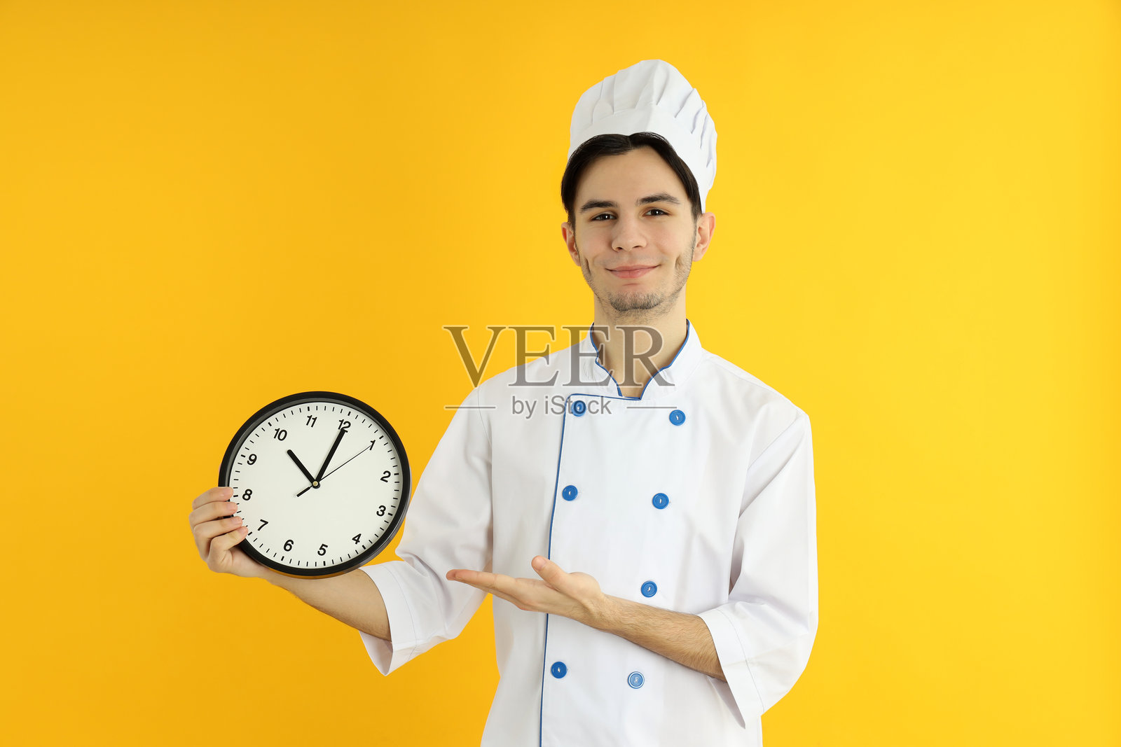 烹饪概念，年轻男厨师在黄色背景上照片摄影图片