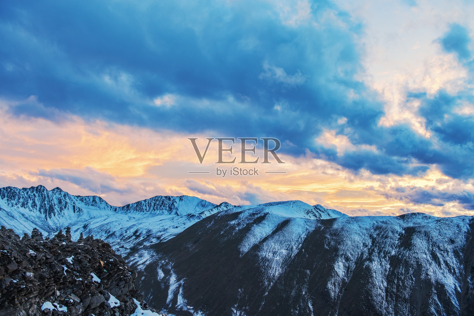 中国四川西部山区的雪山、高原公路和牧场照片摄影图片