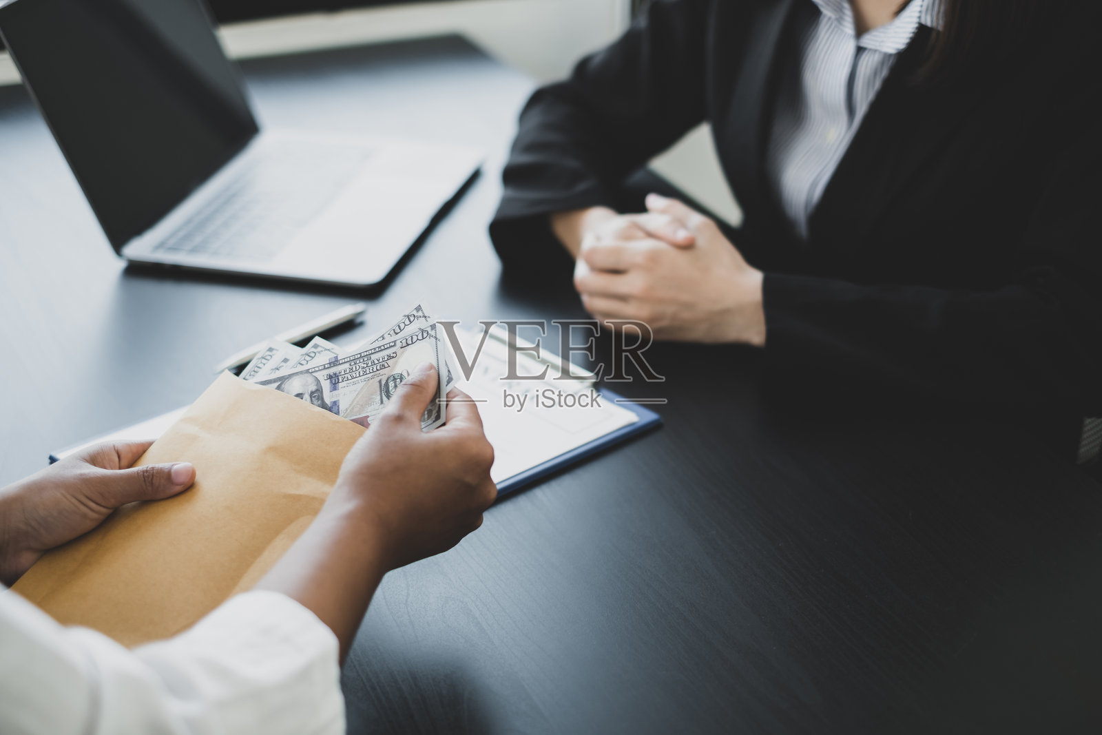 客户在办公室桌子上贿赂律师的特写镜头照片摄影图片