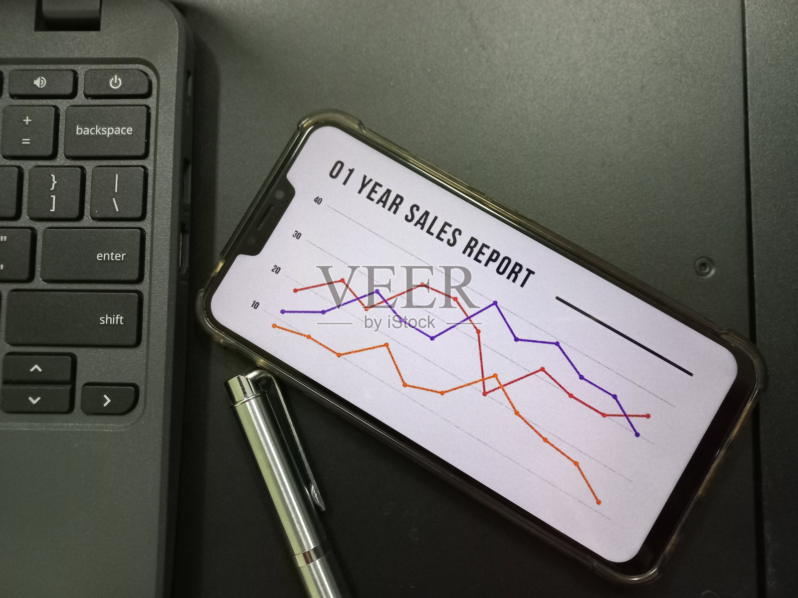 智能手机在网页浏览器中显示一年的销售报告页面。照片摄影图片