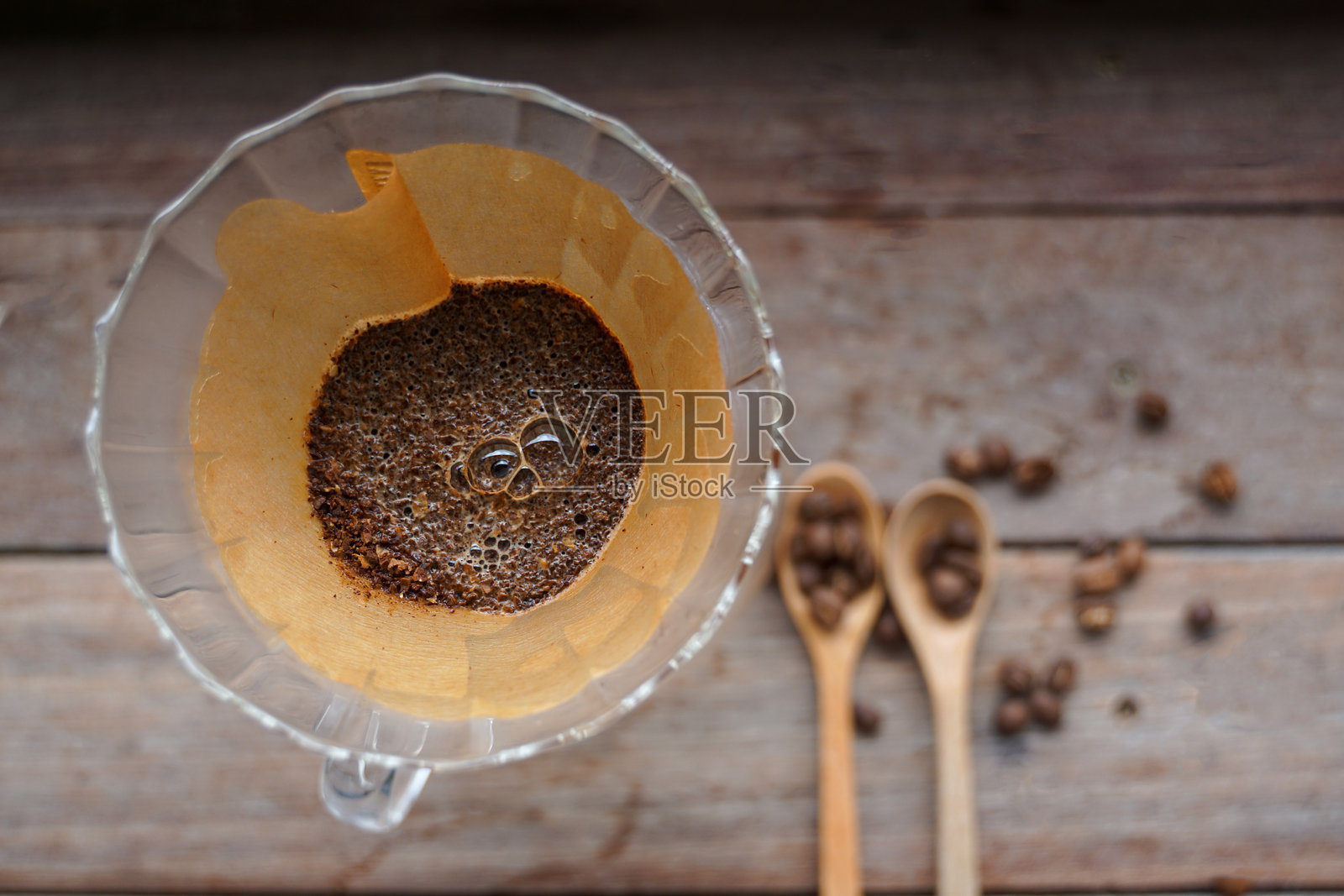 玻璃滴滤器中的咖啡渣 这是一种使用少量工具自制黑咖啡的简单方法。而且制作出具有特殊香气和口味的黑咖啡并不需要很长时间。只有这种类型的咖啡。照片摄影图片