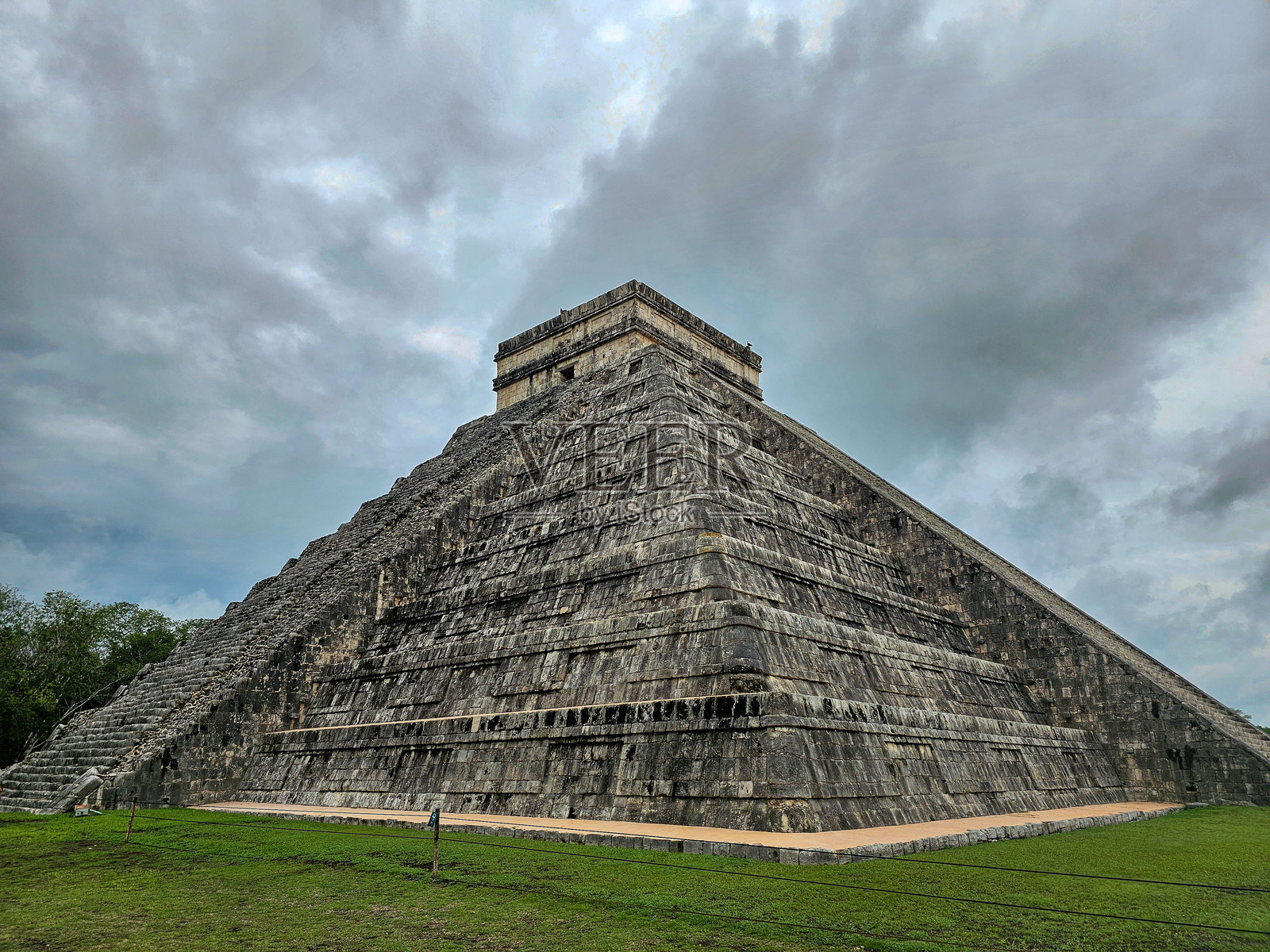 奇琴伊察的库库尔坎金字塔在多云的天空下照片摄影图片