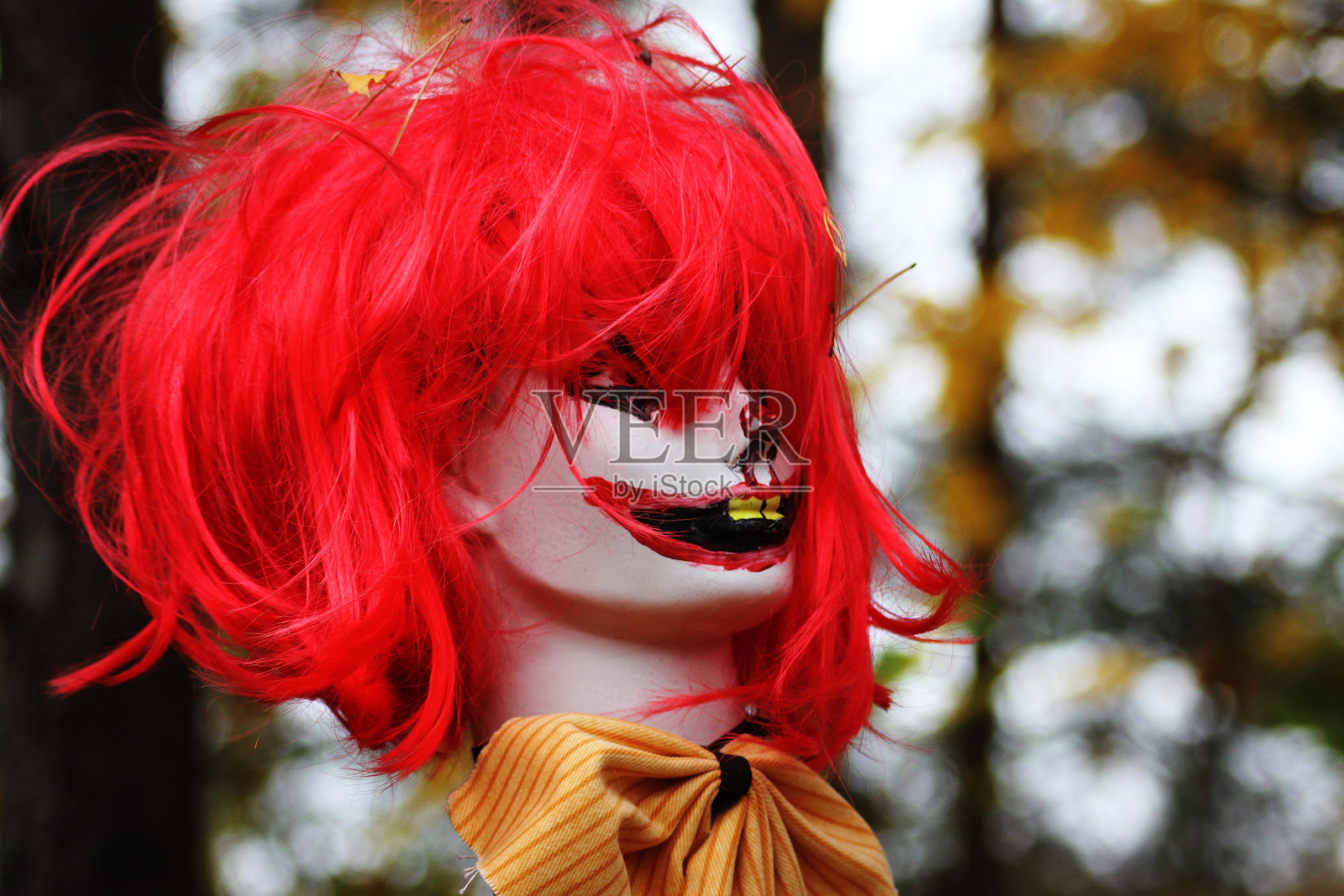 万圣节主题的洋娃娃，红色假发和恐怖妆容照片摄影图片