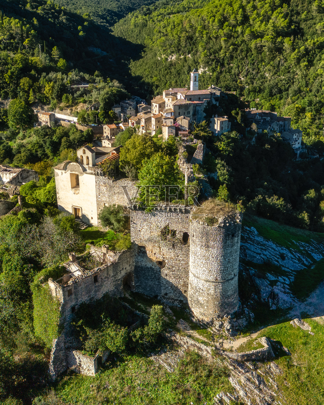 位于意大利拉齐奥大区里耶蒂省的萨比纳托里附近的罗凯特村和罗凯特宁遗址。照片摄影图片