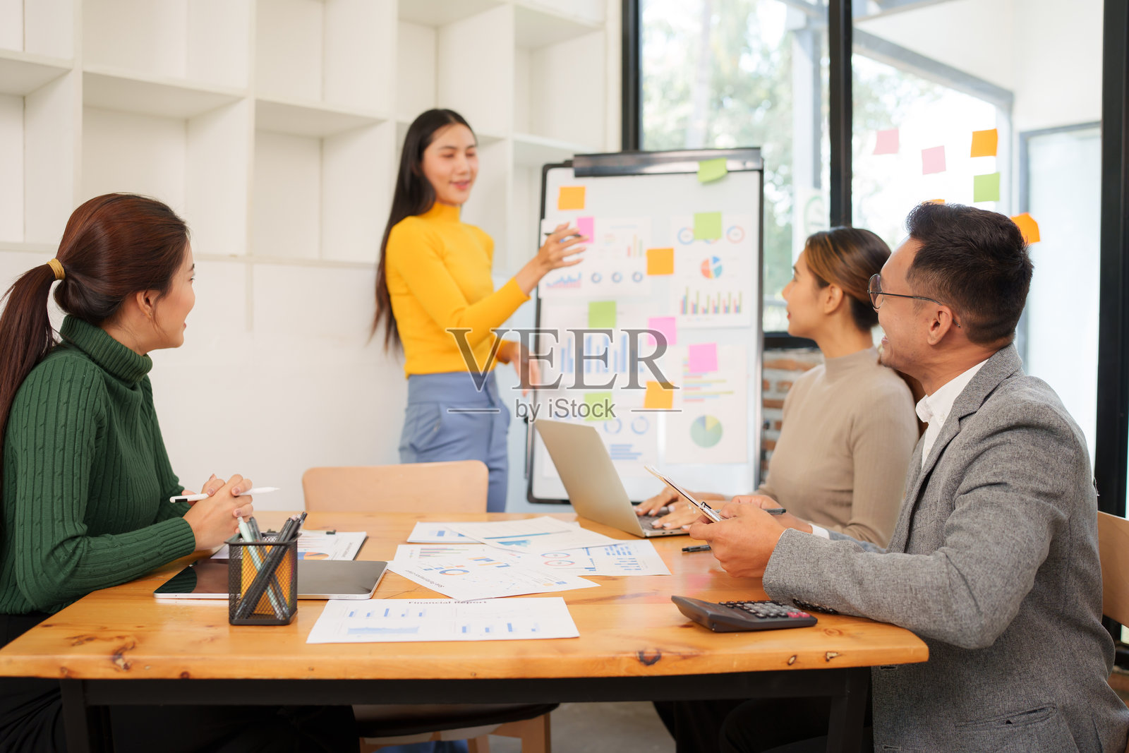 亚洲商务团队讨论会议上展示的工作照片摄影图片