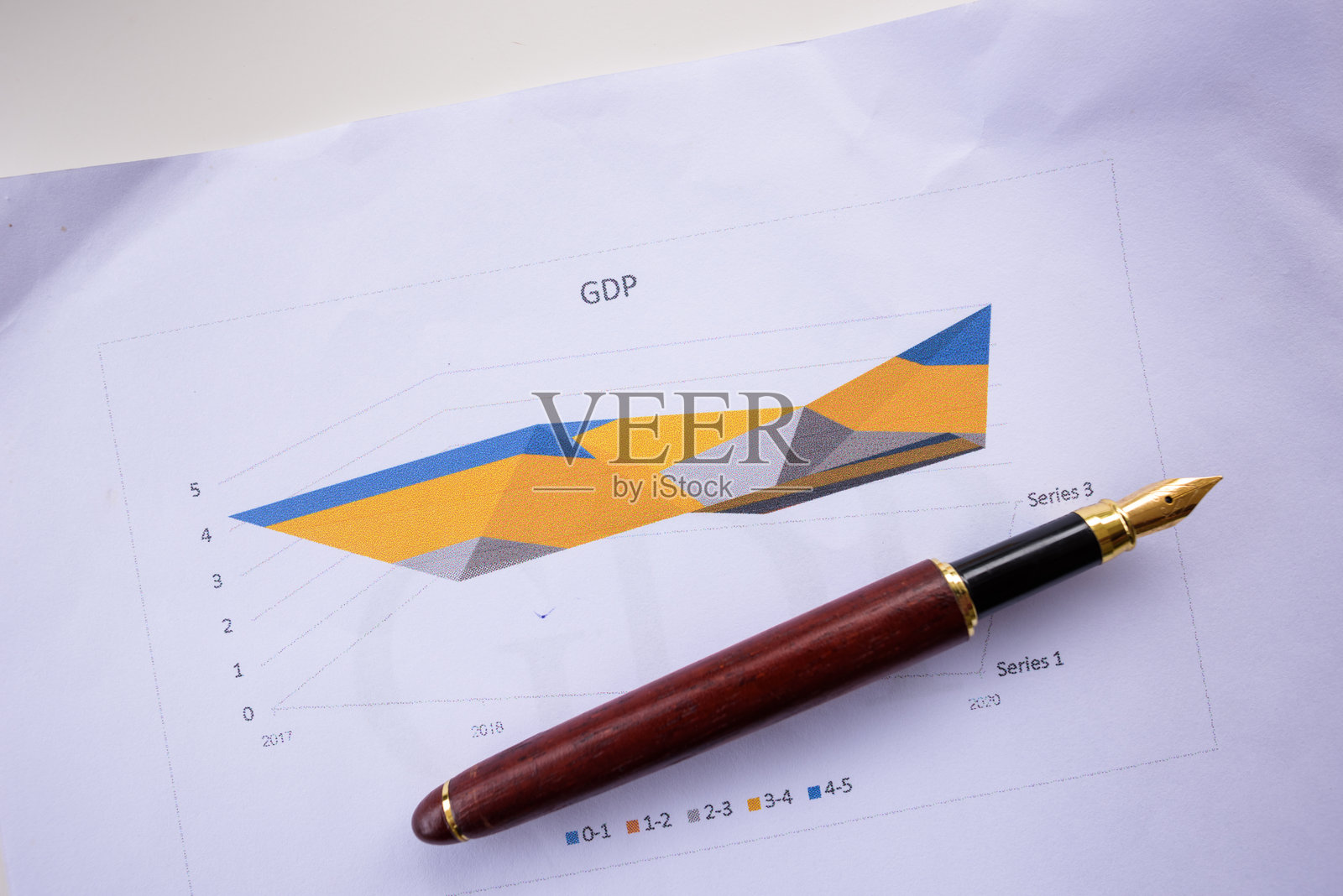 高角度视图的钢笔与纸上的图表照片摄影图片