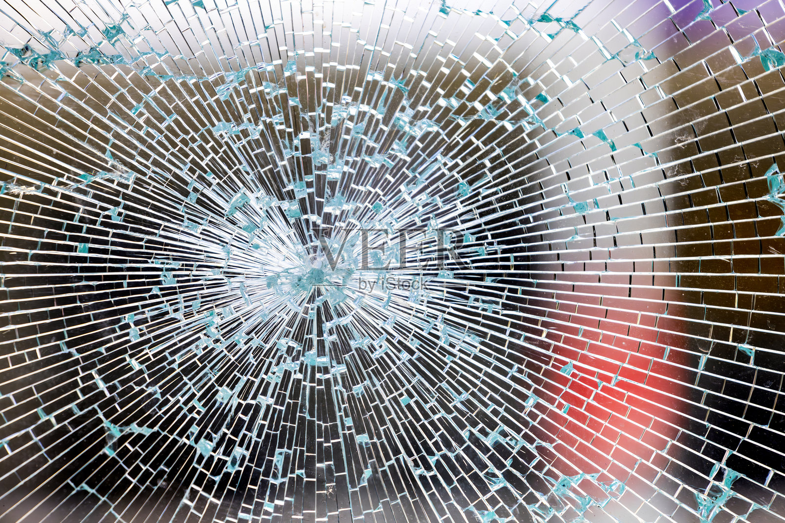 破碎的玻璃窗特写，抽象背景带有留白空间照片摄影图片