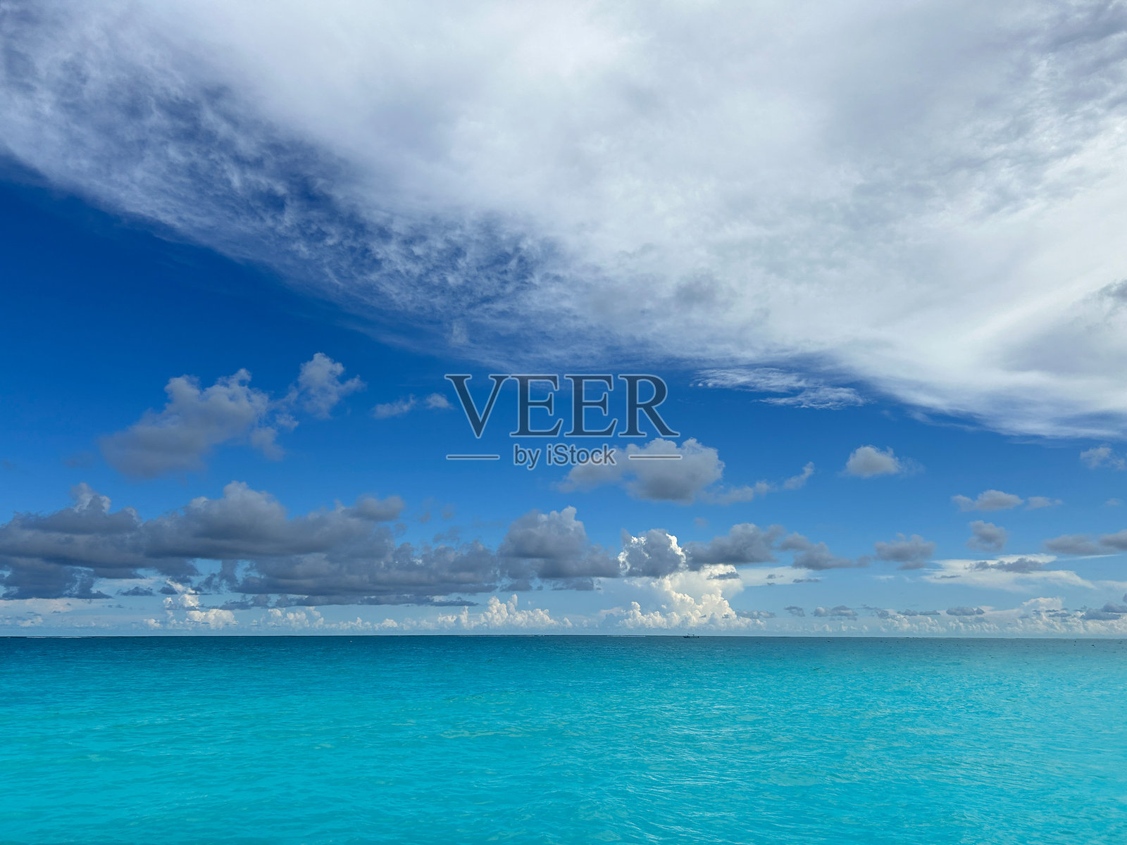 玛雅里维埃拉和坎昆的热带碧蓝海洋与壮观云彩照片摄影图片