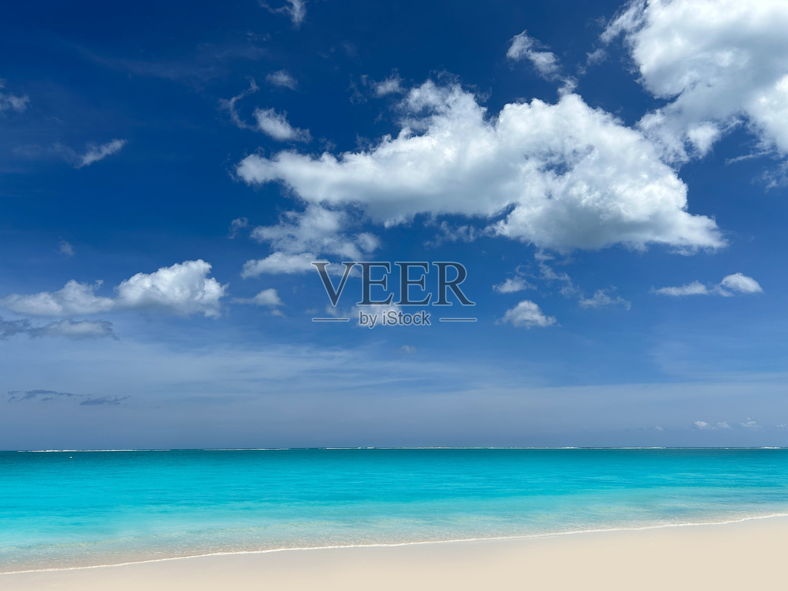 玛雅里维埃拉和坎昆的热带碧蓝海洋与壮观云彩照片摄影图片