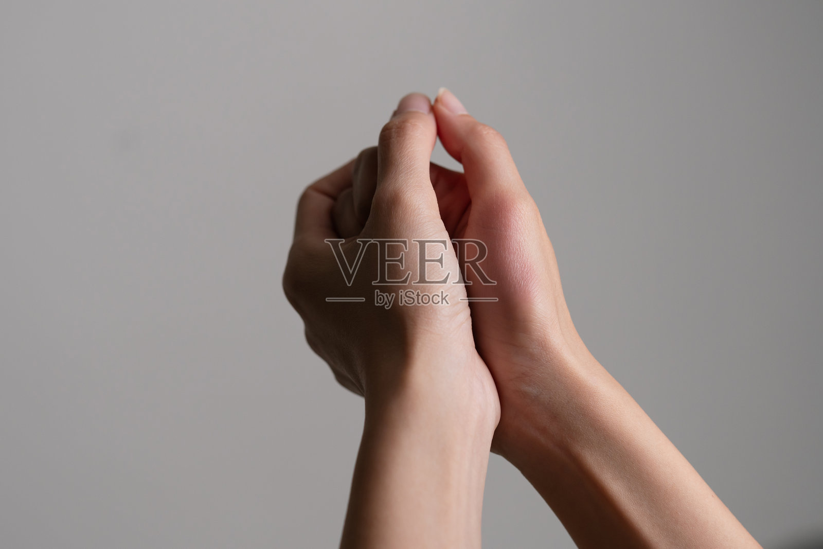 特写比较两只手，右手掌上有轻微淤伤。手部疼痛。照片摄影图片