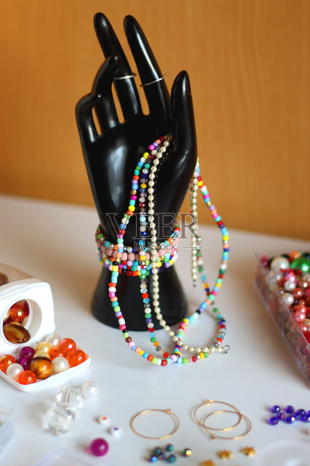 手部雕像、友谊手链和DIY材料照片摄影图片