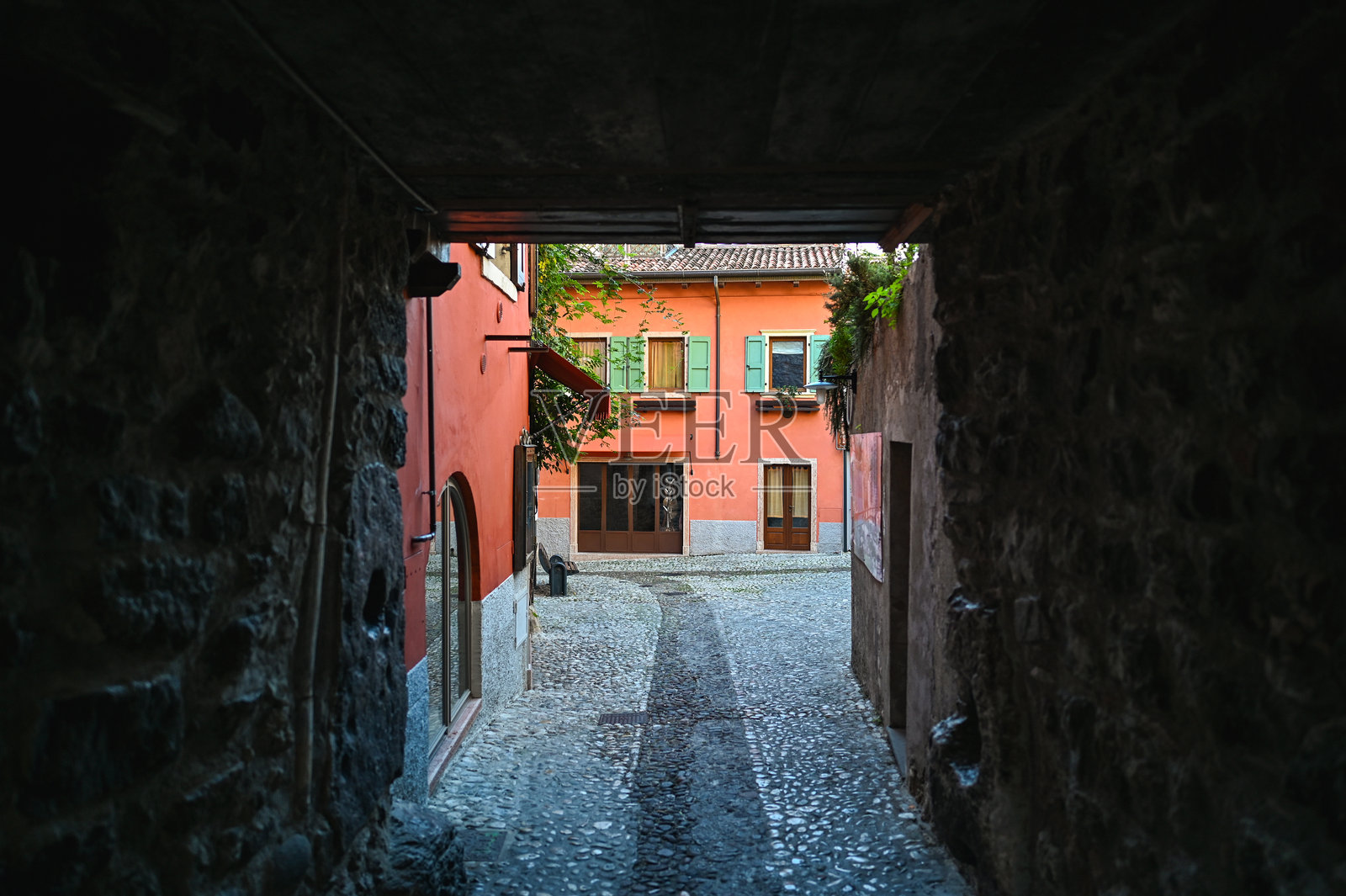 空荡荡的古老街道。照片摄影图片