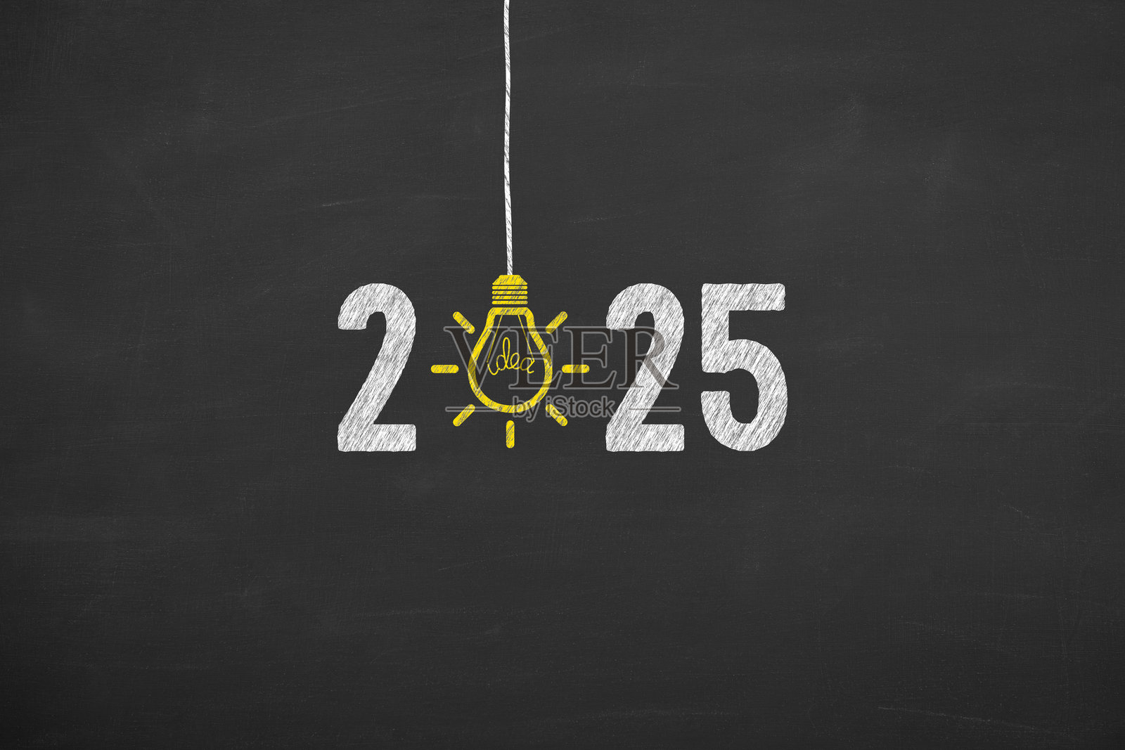 2025年新年创新理念概念在黑板背景上照片摄影图片
