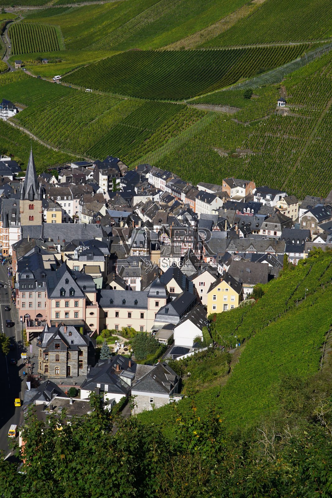 伯恩卡斯特尔-库斯是德国莱茵兰-普法尔茨州伯恩卡斯特尔-维特利希区的一个城镇，以其葡萄种植而闻名。照片摄影图片