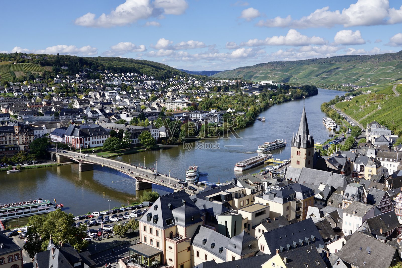 伯恩卡斯特尔-库斯是德国莱茵兰-普法尔茨州伯恩卡斯特尔-维特利希区的一个城镇，以其葡萄种植而闻名。照片摄影图片