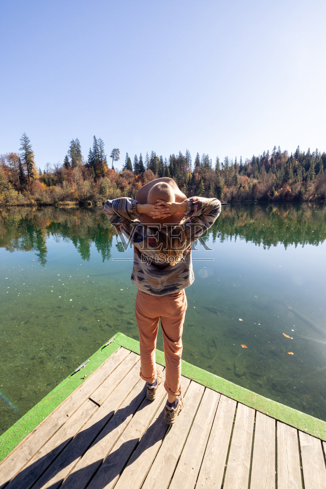 女人站在码头上俯瞰自然湖泊照片摄影图片