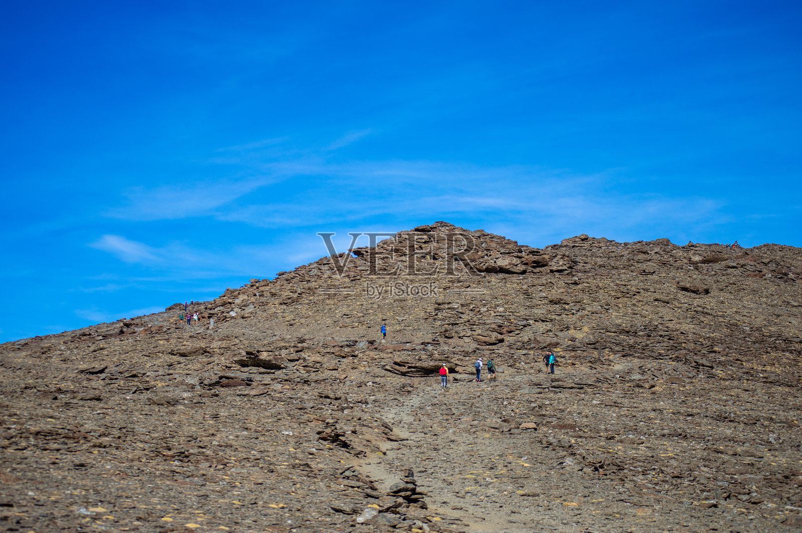 云雾缭绕的山脉，通往穆尔哈森峰的小径照片摄影图片