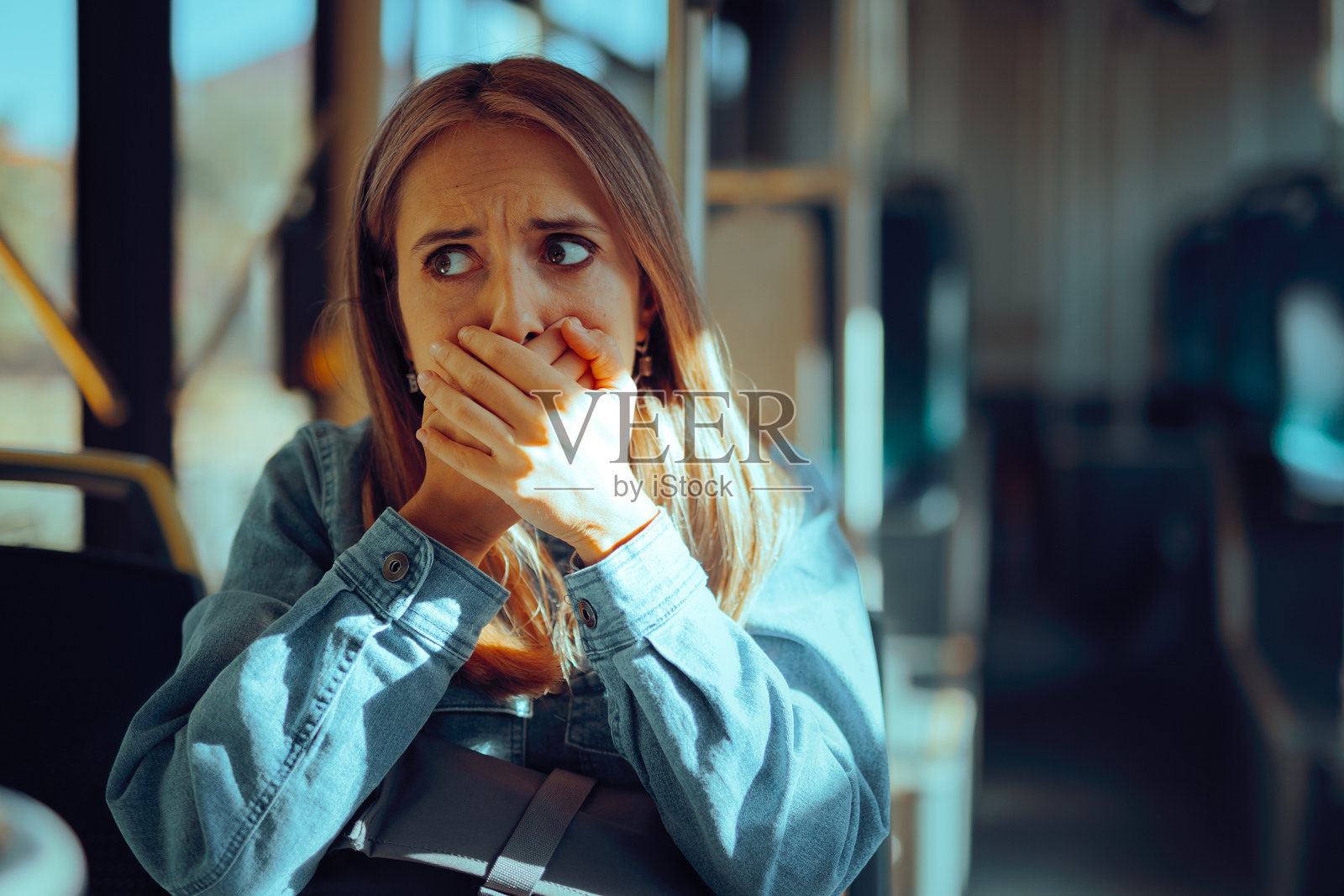 乘坐公交车的女人感到晕车照片摄影图片