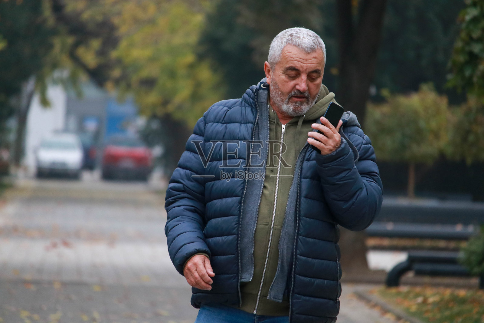 街头行走的老年男性肖像照片摄影图片