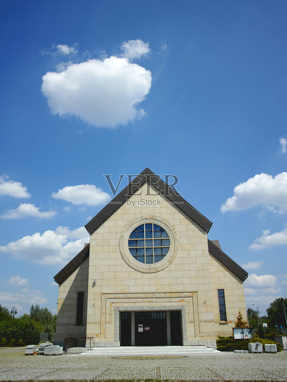 一座高耸的白色教堂塔楼,顶部有一个十字架照片摄影图片