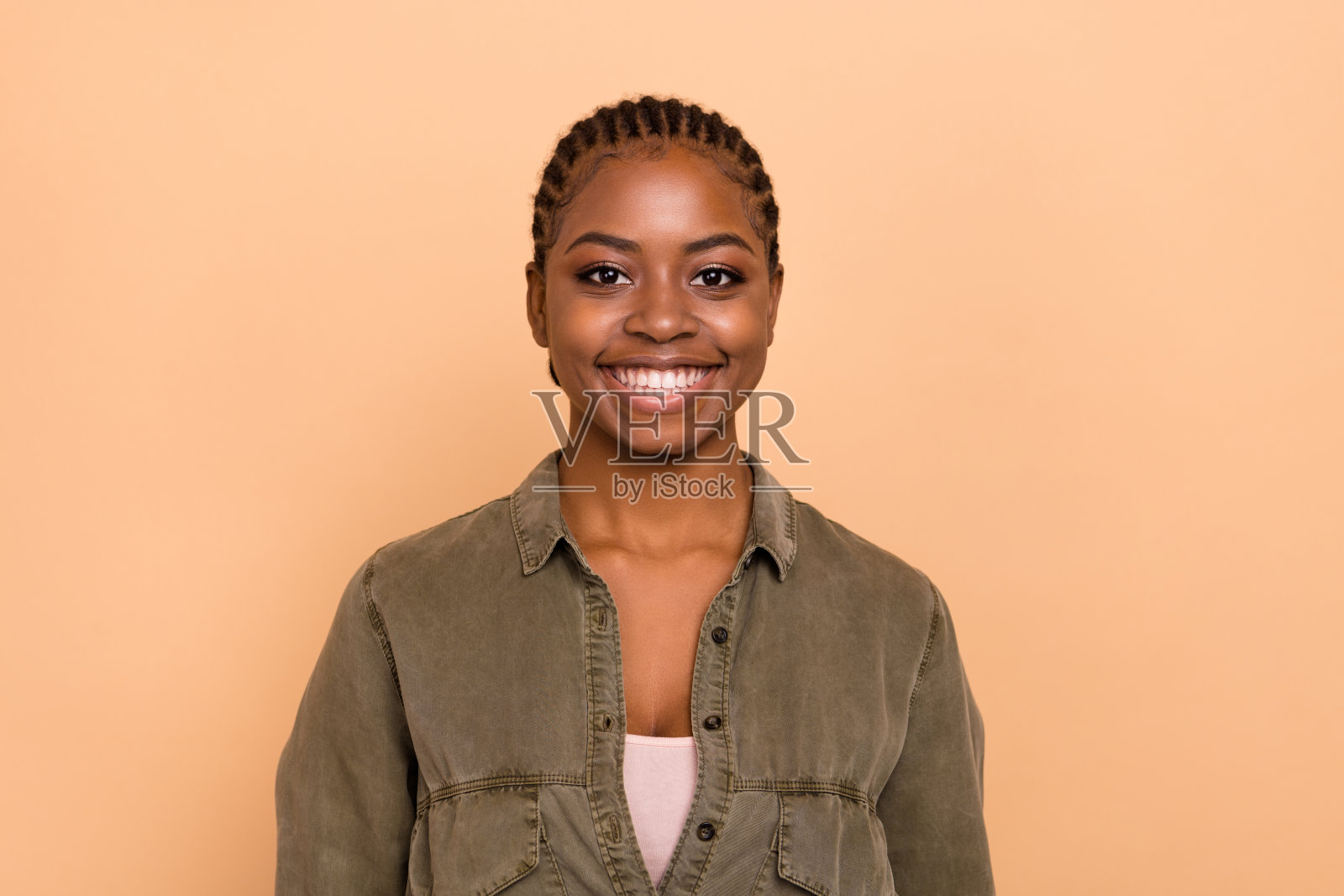 快乐迷人的人，露出灿烂的笑容，背景为柔和的米色。照片摄影图片