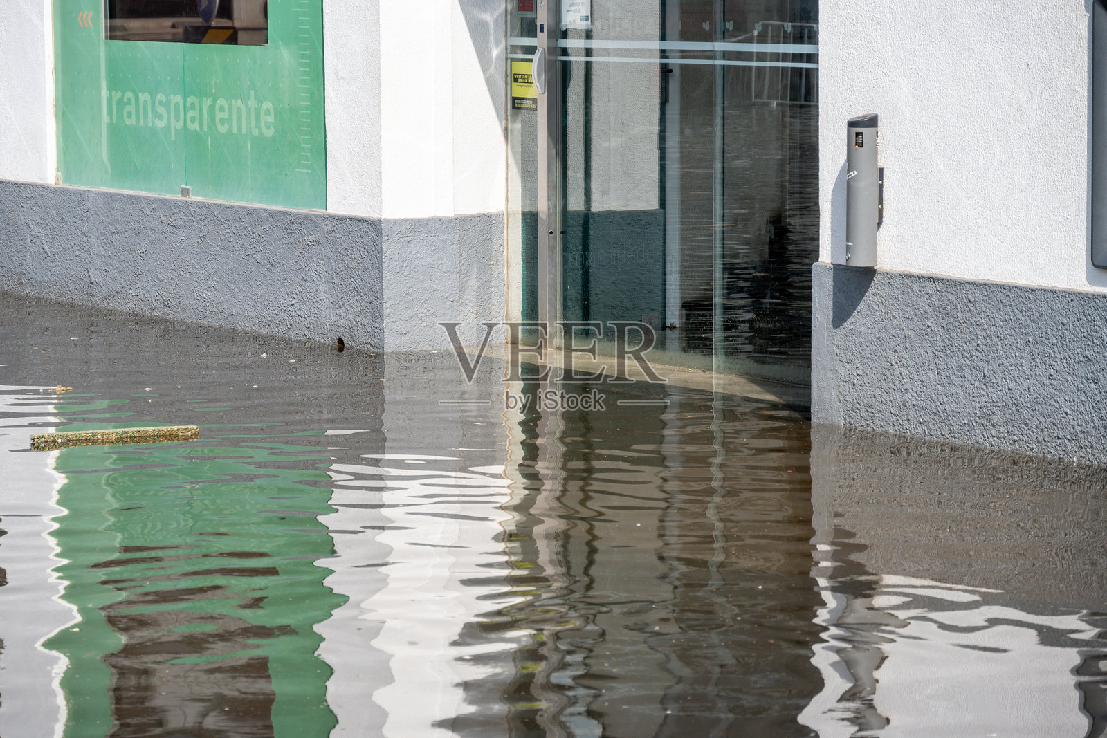 塔维拉被淹没的建筑入口,水位高,水面倒影清晰照片摄影图片