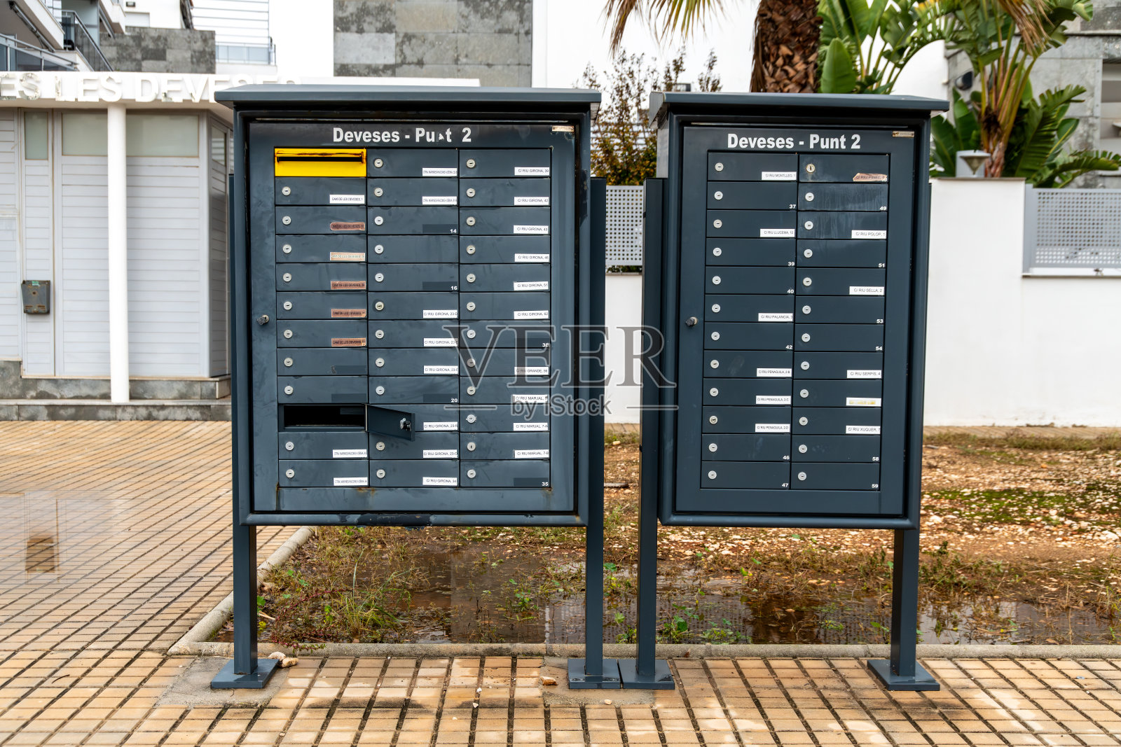 两排现代灰色邮箱,带有名牌和空荡荡的内部照片摄影图片